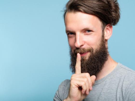 15 unverzichtbare Tipps für erfolgreiche Gastronomen - Mann mit Bart hält den Finger vor die Lippen
