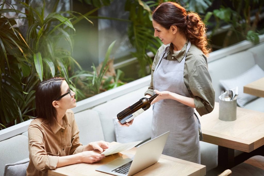 Verkaufsgespräch im Restaurant