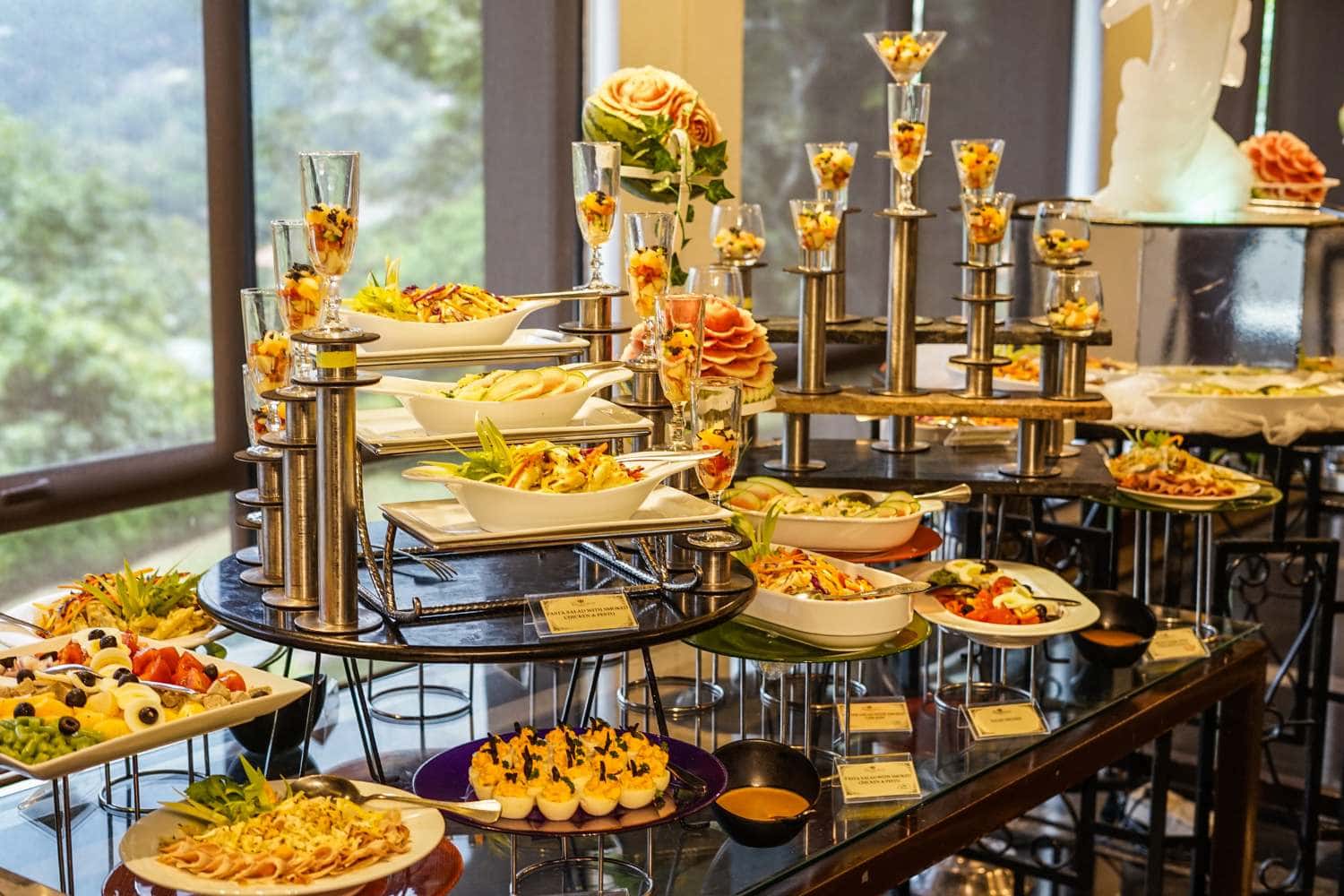 Buffet Aufbau mit aufwendiger Dekoration