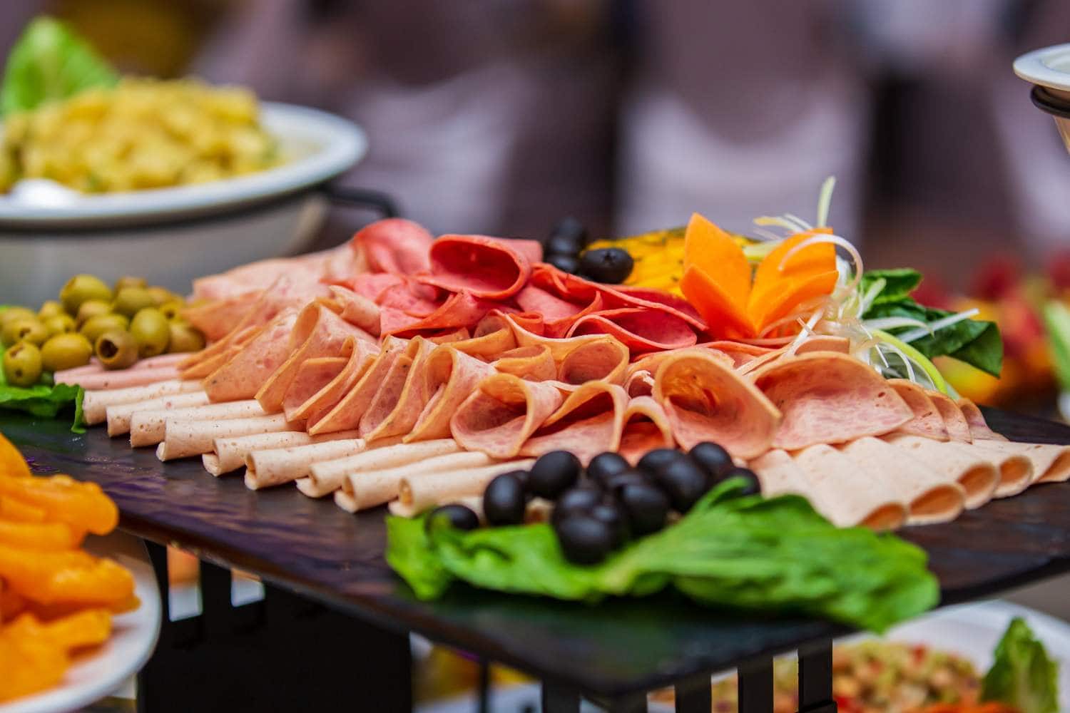 Aufbau eines Frühstücksbuffets im Hotel, Aufbau Buffet