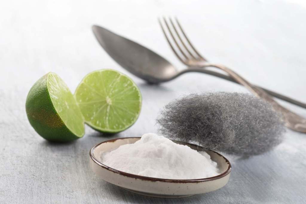 Geschwärztes Silber reinigen mit Säure oder Natron (Backpulver)