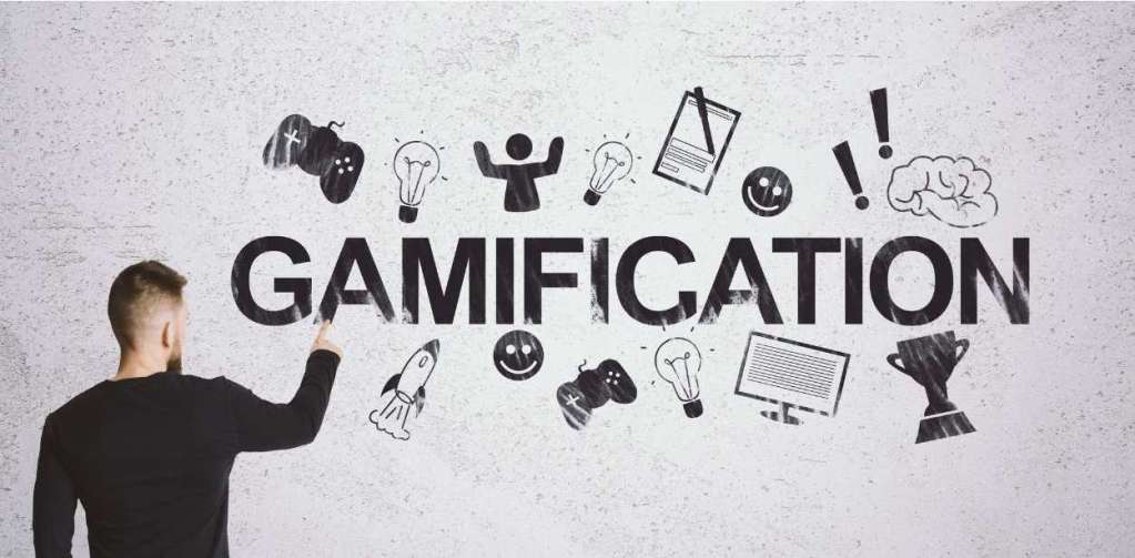Gamification in der Gastronomie: Mann steht vor einer Wand mit Illustrationen zum Thema