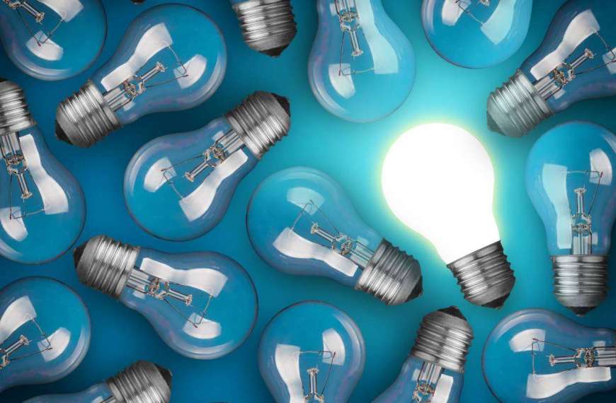 Ideenmanagement Verbesserungsvorschläge Bild mit Glühbirnen von denen eine leuchtet