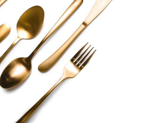 Besteck eindecken: Bild zeigt Messer, Gabel und Löffel in Reihen angeordnet