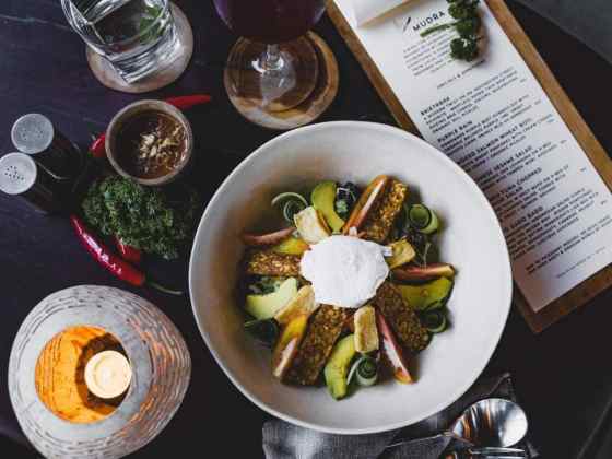 Speisekarte in der Gastronomie optimieren - schön eigedeckter Tisch mit ansprechenden Speisen und einer Speisekarte