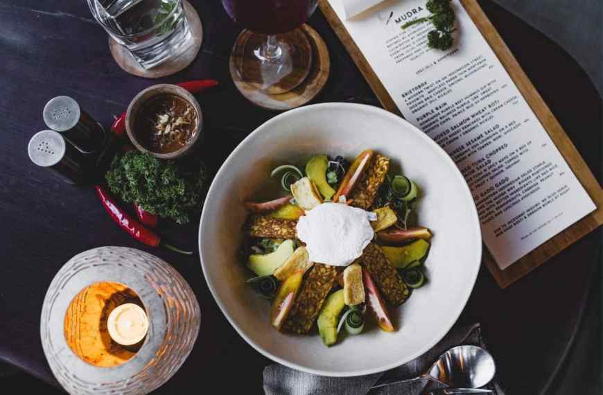 Speisekarte in der Gastronomie optimieren - schön eigedeckter Tisch mit ansprechenden Speisen und einer Speisekarte