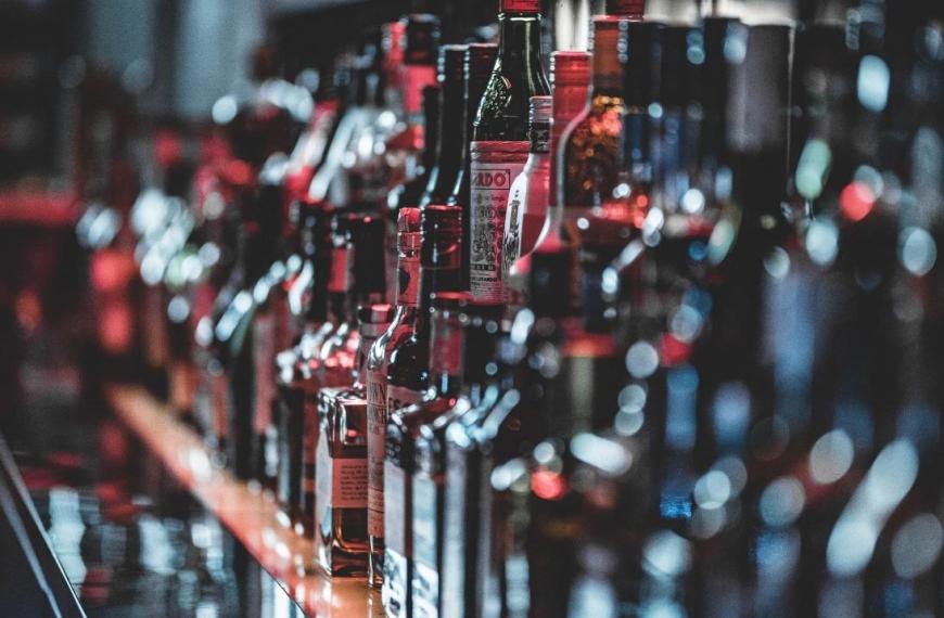 Eine ausgewogene Spirituosenkarte in der Gastronomie - Bild zeigt eine Reihe von Flaschen