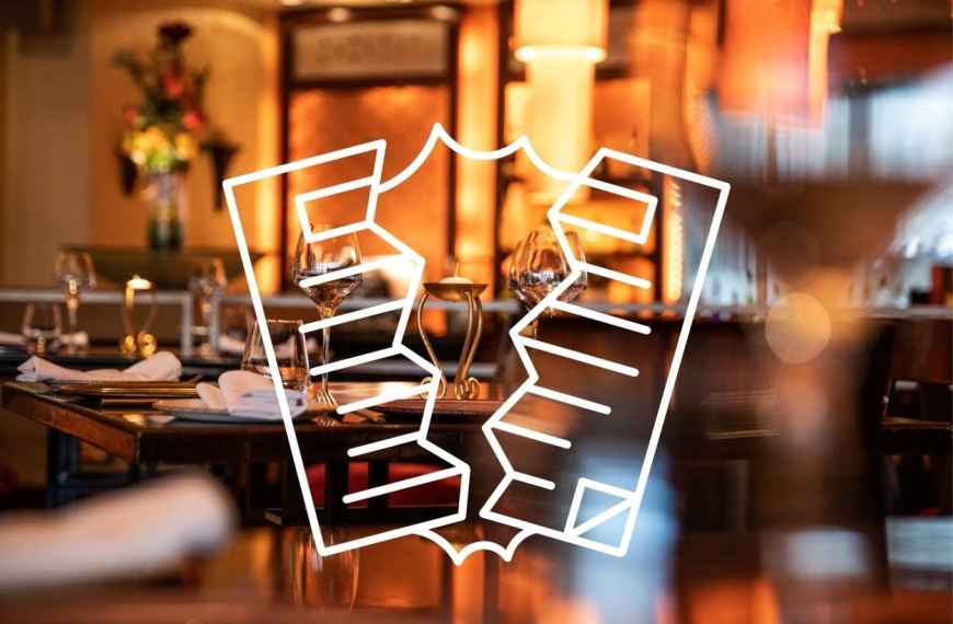 Pachtvertrag kündigen - Restaurant blur im Hintergrund mit durchgerissenem Vertrag als Grafik im Vodergrund