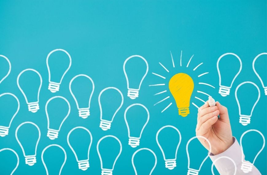 Verbesserungsvorschläge: Gezeichete Glühbirnen von denen eine gelb ausgemalt ist und scheint