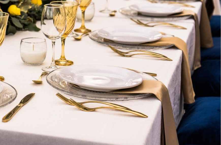 Schön gedeckter Tisch für eine perfekte Tischkultur in der Gastronomie