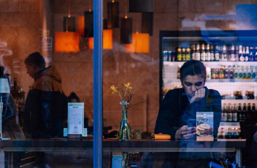 Perplexity in KI-Suche Sichtbarkeit - Gäste sitzen im Restaurant